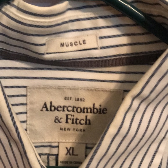 Button down - Picture 3 of 3